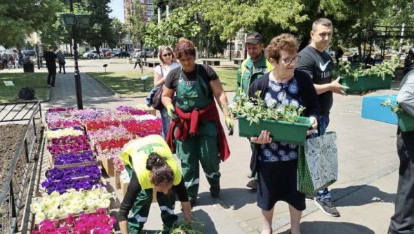 САКСИЈЕ СА ЦВЕЋЕМ НА ПОКЛОН ЈКП Обреновац прославља 70.рођендан САКСИЈЕ СА ЦВЕЋЕМ НА ПОКЛОН ЈКП Обреновац прославља 70.рођендан