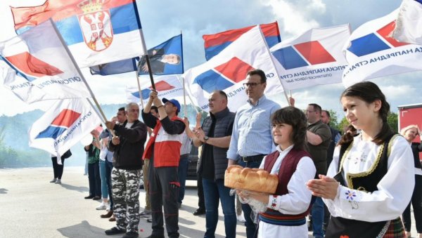 НЕОПИСИВА СНАГА БРАЋЕ СА КОСОВА И МЕТОХИЈЕ: Срби са КиМ који пешке долазе на скуп 26. маја стигли у Љиг (ФОТО/ВИДЕО) НЕОПИСИВА СНАГА БРАЋЕ СА КОСОВА И МЕТОХИЈЕ: Срби са КиМ који пешке долазе на скуп 26. маја стигли у Љиг (ФОТО/ВИДЕО)