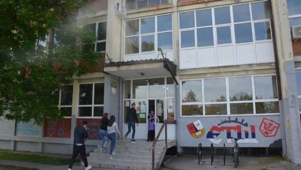 ЕКОНОМСКА ШКОЛА У КРУШЕВЦУ ПОНОВО НА УДАРУ: Опет стигла лажна дојава о подметнутој бомби ЕКОНОМСКА ШКОЛА У КРУШЕВЦУ ПОНОВО НА УДАРУ: Опет стигла лажна дојава о подметнутој бомби