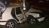Pukom srećom ostali živi: Od siline udara vozilo se savilo oko stuba za rasvetu Pukom srećom ostali živi: Od siline udara vozilo se savilo oko stuba za rasvetu