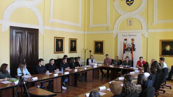 БОРБА ПРОТИВ ВРШЊАЧКОГ НАСИЉА У ВРАЊУ: Млади у дијалогу са градоначелником БОРБА ПРОТИВ ВРШЊАЧКОГ НАСИЉА У ВРАЊУ: Млади у дијалогу са градоначелником