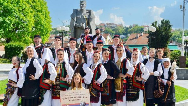 ЧУВАЈУ ТРАДИЦИЈУ: Фолклораши из Крајшника освојили „Златни опанак“ у Ваљеву (ФОТО) ЧУВАЈУ ТРАДИЦИЈУ: Фолклораши из Крајшника освојили „Златни опанак“ у Ваљеву (ФОТО)