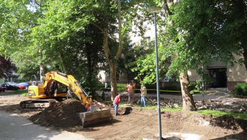 OBNOVA PARKIRALIŠTA U NOVOM SADU: Korenje drveća oštetilo prostor za automobile OBNOVA PARKIRALIŠTA U NOVOM SADU: Korenje drveća oštetilo prostor za automobile