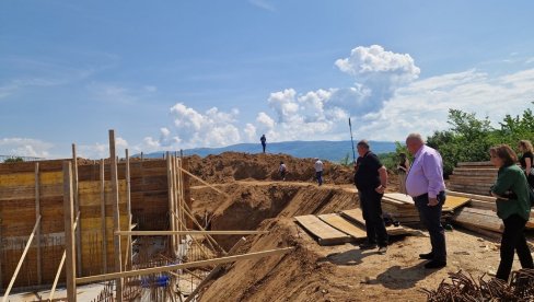 GRADE DOVODNI CEVOVOD I REZERVOAR: Nastavljeni radovi na severnom vodovodu u Leskovcu (FOTO) GRADE DOVODNI CEVOVOD I REZERVOAR: Nastavljeni radovi na severnom vodovodu u Leskovcu (FOTO)