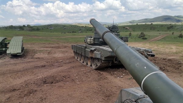 ПОГЛЕДАЈТЕ – ВОЈСКА СРБИЈЕ НА БОЈЕВИМ ВЕЖБАМА: Одржани завршни маневри кадета на Пасуљанским ливадама (ФОТО) ПОГЛЕДАЈТЕ – ВОЈСКА СРБИЈЕ НА БОЈЕВИМ ВЕЖБАМА: Одржани завршни маневри кадета на Пасуљанским ливадама (ФОТО)
