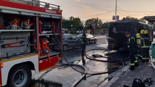 БУКТИЊА У НИШУ: Запалио се градски аутобус у насељу Трошарина, ватрогасци гасе пожар (ВИДЕО) БУКТИЊА У НИШУ: Запалио се градски аутобус у насељу Трошарина, ватрогасци гасе пожар (ВИДЕО)