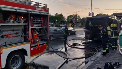 BUKTINJA U NIŠU: Zapalio se gradski autobus u naselju Trošarina, vatrogasci gase požar (VIDEO) BUKTINJA U NIŠU: Zapalio se gradski autobus u naselju Trošarina, vatrogasci gase požar (VIDEO)