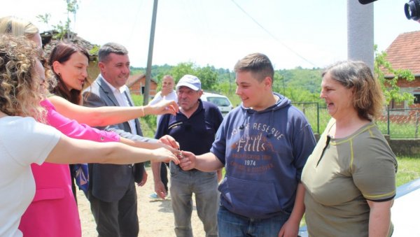 ТРОШНУ КУЋУ ЗАМЕНИЛИ НОВИМ ДОМОМ: Уз помоћ донатора петочлана породица из Власотинца започела бољи живот ТРОШНУ КУЋУ ЗАМЕНИЛИ НОВИМ ДОМОМ: Уз помоћ донатора петочлана породица из Власотинца започела бољи живот