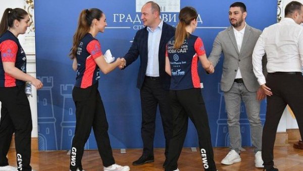 НОВИ САД РАСАДНИК ВРХУНСКИХ СТОНОТЕНИСЕРА: Градночелник Ђурић угостио шампионке које су освојиле шесту узастопну титулу НОВИ САД РАСАДНИК ВРХУНСКИХ СТОНОТЕНИСЕРА: Градночелник Ђурић угостио шампионке које су освојиле шесту узастопну титулу