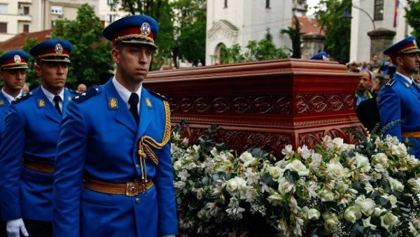 ГАРДИСТИ НОСИЛИ КИВОТ СА МОШТИМА СВЕТОГ ВЛАДИКЕ: У молитвеном ходу учествовали припадници Војске Србије (ФОТО) ГАРДИСТИ НОСИЛИ КИВОТ СА МОШТИМА СВЕТОГ ВЛАДИКЕ: У молитвеном ходу учествовали припадници Војске Србије (ФОТО)