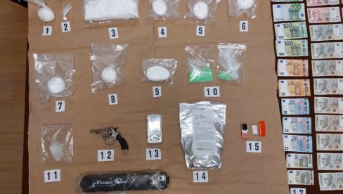 AKCIJA BEOGRADSKE POLICIJE: Uhapšeni dileri i zaplenjeno 12 kg marihuane i kilogram amfetamina AKCIJA BEOGRADSKE POLICIJE: Uhapšeni dileri i zaplenjeno 12 kg marihuane i kilogram amfetamina