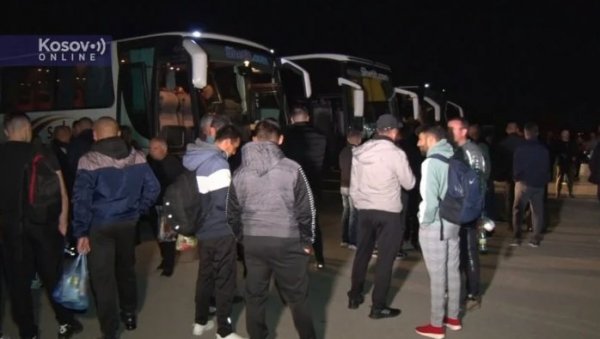 СРБИЈА НАДЕ: И Срби из Грачанице ноћас кренули ка Београду на скуп (ВИДЕО) СРБИЈА НАДЕ: И Срби из Грачанице ноћас кренули ка Београду на скуп (ВИДЕО)
