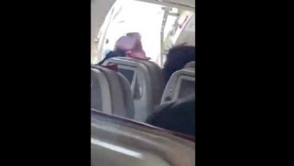 ДРАМА У АВИОНУ: Путник током лета додирнуо ручицу врата, а онда су се она отворила (ВИДЕО) ДРАМА У АВИОНУ: Путник током лета додирнуо ручицу врата, а онда су се она отворила (ВИДЕО)
