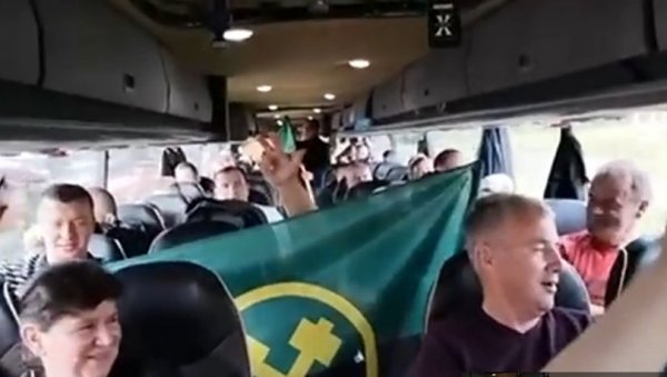 ОРИ СЕ “СРБИЈА, СРБИЈА”: Рудари Трепче кренули на скуп у Београд (ВИДЕО) ОРИ СЕ “СРБИЈА, СРБИЈА”: Рудари Трепче кренули на скуп у Београд (ВИДЕО)