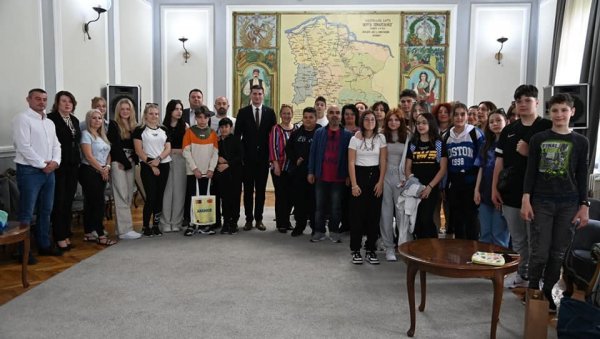 СВЕЧАНИ ПРИЈЕМ КОД ГРАДОНАЧЕЛНИКА: Ђаци из пет европских земаља гости вршњака у Пожаревцу СВЕЧАНИ ПРИЈЕМ КОД ГРАДОНАЧЕЛНИКА: Ђаци из пет европских земаља гости вршњака у Пожаревцу