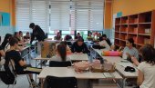 PREVENCIJA VRŠNJAČKOG NASILJA: Osnovci u Lapovu održali radionicu (FOTO) PREVENCIJA VRŠNJAČKOG NASILJA: Osnovci u Lapovu održali radionicu (FOTO)