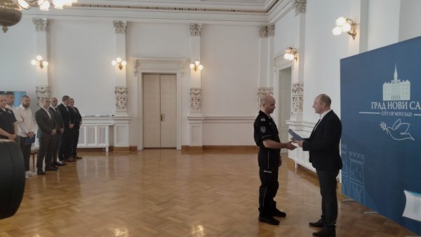 НОВИ САД НАГРАДИО ДЕСЕТОРИЦУ ПОЛИЦАЈАЦА: Признања за професионализам, пожртвованост и одговорност НОВИ САД НАГРАДИО ДЕСЕТОРИЦУ ПОЛИЦАЈАЦА: Признања за професионализам, пожртвованост и одговорност