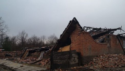 MLADI ODLAZE, A STARI UMIRU: Na Baniji u kontejnerima i među ruševinama nesrećni ljudi 900 dana čekaju krov nad glavom (FOTO)