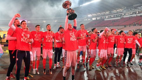 AKO NE MOŽEŠ DA IH POBEDIŠ... Fudbaler Čukaričkog posle poraza u finalu Kupa slavio trofej sa Crvenom zvezdom (FOTO)