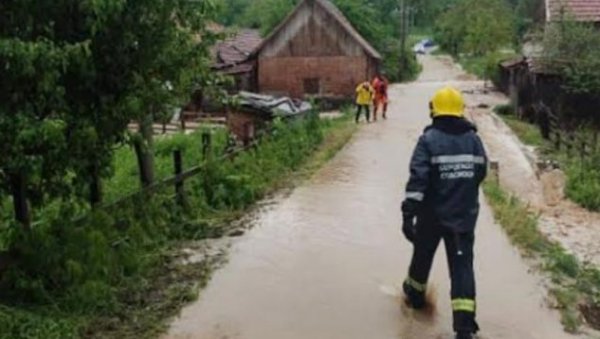 ПОПЛАВЕ У КОСЈЕРИЋУ: Обилне падавине довеле до изливања потока у потопљено 20 кућа ПОПЛАВЕ У КОСЈЕРИЋУ: Обилне падавине довеле до изливања потока у потопљено 20 кућа