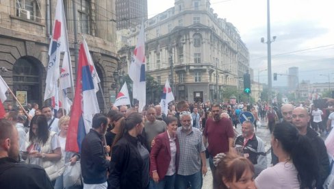 SRBIJA NADE: Ana Brnabić stiže na skup ispred Skupštine Srbije (VIDEO)