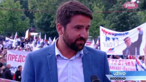 TIPSAREVIĆ STIGAO ISPRED SKUPŠTINE: Podrška Vučiću i politici jedinstva i slobode