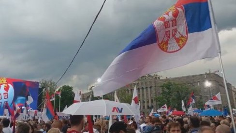 TROBOJKE SE VIJORE ISPRED SKUPŠTINE: Istorijska scena u Beogradu, ljudi čekaju obraćanje predsednika (VIDEO)