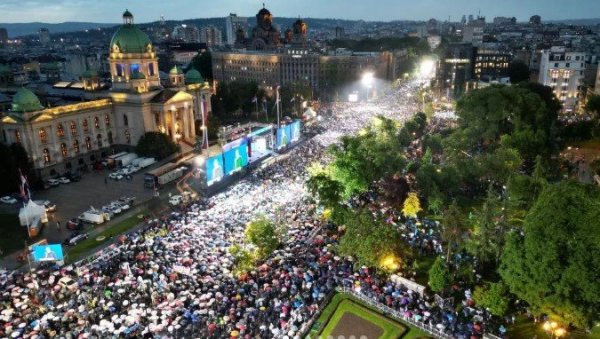 ЈА САМ ВАШ И УВЕК ЋУ БИТИ ВАШ: Вучић упутио снажну поруку народу - Наставићемо да се боримо за Србију (ФОТО)