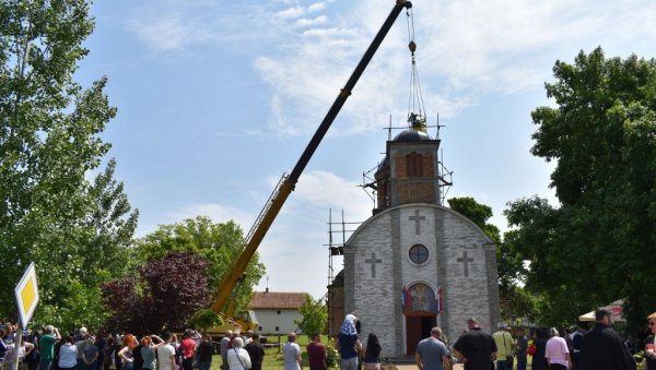 ЗАСИЈАО ХРАМ СВЕТОГ ВАСИЛИЈА ОСТРОШКОГ: Светиња у у Банатском Великом Селу добила два крста, дар успешне манекенке (ФОТО/ ВИДЕО) ЗАСИЈАО ХРАМ СВЕТОГ ВАСИЛИЈА ОСТРОШКОГ: Светиња у у Банатском Великом Селу добила два крста, дар успешне манекенке (ФОТО/ ВИДЕО)