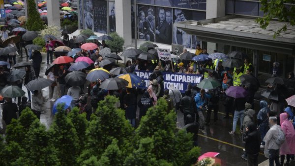 ПОЛИТИЧКИ ПРОТЕСТ: Окупљени шетали до РТС; Мариника Тепић преузела протесте