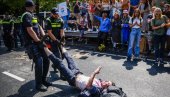 ПРОТЕСТ У ХАГУ: Због блокаде ауто-пута приведено 1.500 људи, полиција користила водене топове (ФОТО) ПРОТЕСТ У ХАГУ: Због блокаде ауто-пута приведено 1.500 људи, полиција користила водене топове (ФОТО)