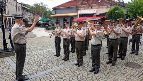 FINALE UZ MARŠ NA DRINU: Vojni orkestar Niš izveo defile na vranjskom šetalištu (VIDEO) FINALE UZ MARŠ NA DRINU: Vojni orkestar Niš izveo defile na vranjskom šetalištu (VIDEO)