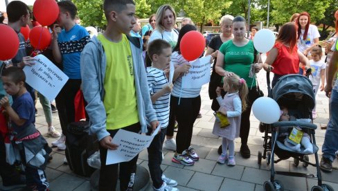 REŠITI STATUS I PRIMANJA NEGOVATELJA: U Bijeljini, na gradskom trgu, protest roditelja dece s poteškoćama u razvoju REŠITI STATUS I PRIMANJA NEGOVATELJA: U Bijeljini, na gradskom trgu, protest roditelja dece s poteškoćama u razvoju