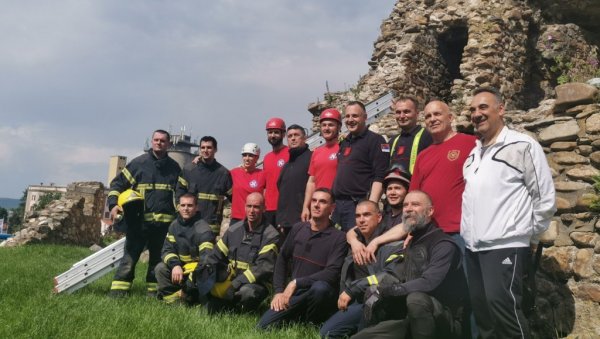 КАД СУ ОНИ ДЕЖУРНИ - НЕМА МЕСТА ЗА ДРАМУ У КРУШЕВЦУ: Ово је екипа која је спасла човека који се попео на кулу (ФОТО) КАД СУ ОНИ ДЕЖУРНИ - НЕМА МЕСТА ЗА ДРАМУ У КРУШЕВЦУ: Ово је екипа која је спасла човека који се попео на кулу (ФОТО)