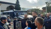 МЕШТАНИ ЗУБИНОГ ПОТОКА УЗНЕМИРЕНИ: Шта раде ово, каква је ово демократија? МЕШТАНИ ЗУБИНОГ ПОТОКА УЗНЕМИРЕНИ: Шта раде ово, каква је ово демократија?