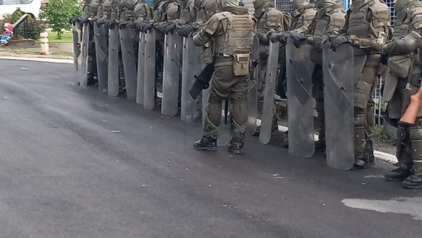 ЛАЖНИ ГРАДОНАЧЕЛНИЦИ НЕЋЕ СУТРА ИЋИ У ЗГРАДЕ ОПШТИНЕ: Куртијеви провокатори подвили реп у општинама Зубин Поток и Звечан ЛАЖНИ ГРАДОНАЧЕЛНИЦИ НЕЋЕ СУТРА ИЋИ У ЗГРАДЕ ОПШТИНЕ: Куртијеви провокатори подвили реп у општинама Зубин Поток и Звечан