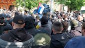 ИЗАЂИ, МАЛА: Погледајте шта Срби певају Куртијевом градоначелнику у Звечану (ВИДЕО) ИЗАЂИ, МАЛА: Погледајте шта Срби певају Куртијевом градоначелнику у Звечану (ВИДЕО)