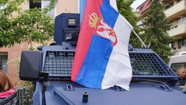 СРПСКА ТРОБОЈКА НА ВОЗИЛУ РОСУ: Грађани протестују испред зграде општине Звечан (ФОТО) СРПСКА ТРОБОЈКА НА ВОЗИЛУ РОСУ: Грађани протестују испред зграде општине Звечан (ФОТО)