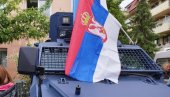 СРПСКА ТРОБОЈКА НА ВОЗИЛУ РОСУ: Грађани протестују испред зграде општине Звечан (ФОТО) СРПСКА ТРОБОЈКА НА ВОЗИЛУ РОСУ: Грађани протестују испред зграде општине Звечан (ФОТО)