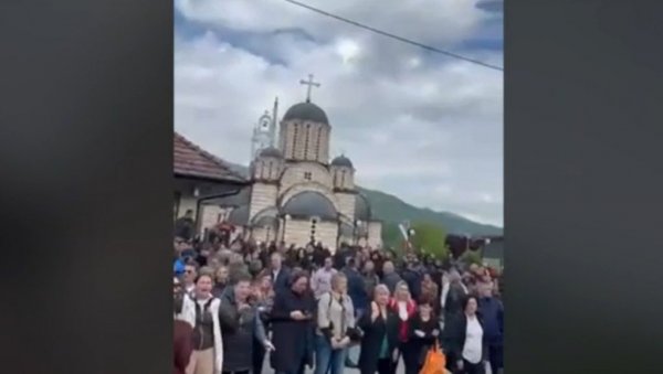 ОРИ СЕ ОВО ЈЕ СРБИЈА: Срби у Лепосавићу певају, Куртијев окупатор у згради (ВИДЕО) ОРИ СЕ ОВО ЈЕ СРБИЈА: Срби у Лепосавићу певају, Куртијев окупатор у згради (ВИДЕО)