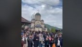 ОРИ СЕ ОВО ЈЕ СРБИЈА: Срби у Лепосавићу певају, Куртијев окупатор у згради (ВИДЕО) ОРИ СЕ ОВО ЈЕ СРБИЈА: Срби у Лепосавићу певају, Куртијев окупатор у згради (ВИДЕО)