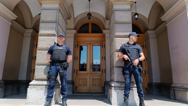 УЖАС У СМЕДЕРЕВУ: Претукао супругу, а њеној ћеркици трљао пелену по лицу и претио да јој неће дати да једе УЖАС У СМЕДЕРЕВУ: Претукао супругу, а њеној ћеркици трљао пелену по лицу и претио да јој неће дати да једе