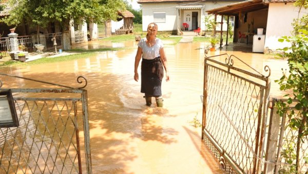 НА УДАРУ КУЋЕ И ПУТЕВИ: Обилне падавине покренуле бујичне водотокове у краљевачком крају НА УДАРУ КУЋЕ И ПУТЕВИ: Обилне падавине покренуле бујичне водотокове у краљевачком крају
