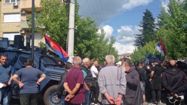 ДЕТАЉНА ХРОНОЛОГИЈА НАПАДА НА СРБЕ У ЗВЕЧАНУ: Председник Вучић открио како се одвијала ситуација ДЕТАЉНА ХРОНОЛОГИЈА НАПАДА НА СРБЕ У ЗВЕЧАНУ: Председник Вучић открио како се одвијала ситуација
