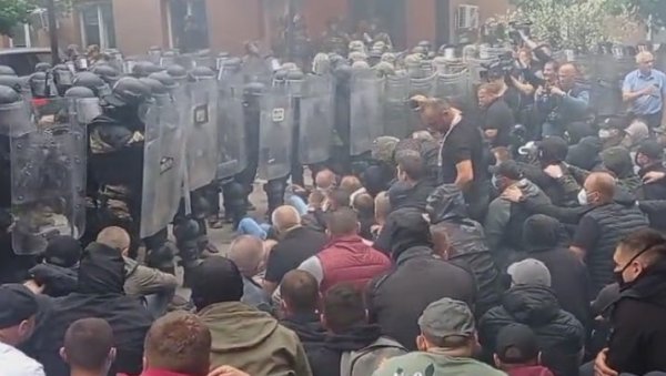 АЛБАНЦИ ПУЦАЈУ НА СРБЕ Сведочење репортера Новости: Јурили су нас по улицама и псовали, тресем се, очајни смо... АЛБАНЦИ ПУЦАЈУ НА СРБЕ Сведочење репортера Новости: Јурили су нас по улицама и псовали, тресем се, очајни смо...