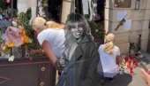 ОТИШЛА ИСПРЕД ТИНИНЕ КУЋЕ: Наша позната певачица запалила свећу Тарнеровој (ВИДЕО) ОТИШЛА ИСПРЕД ТИНИНЕ КУЋЕ: Наша позната певачица запалила свећу Тарнеровој (ВИДЕО)
