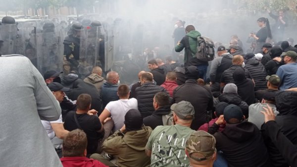 ПРЕТУЧЕНОМ УХАПШЕНОМ СРБИНУ НЕОПХОДНА ПОМОЋ ХИРУРГА: Адвокату онемогућено да документује повреде ПРЕТУЧЕНОМ УХАПШЕНОМ СРБИНУ НЕОПХОДНА ПОМОЋ ХИРУРГА: Адвокату онемогућено да документује повреде