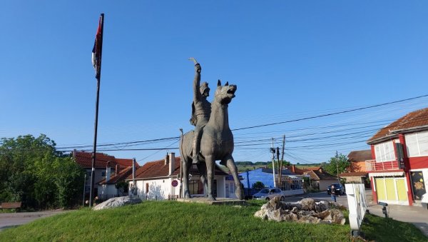 ТРОБОЈКА СЕ ПОНОВО ВИЈОРИ У ГРАЧАНИЦИ: Постављена нова српска застава (ФОТО/ВИДЕО)