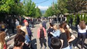 ЈУТРО У ЗВЕЧАНУ: Радници се окупили испред општине - желе да уђу на своја радна места ЈУТРО У ЗВЕЧАНУ: Радници се окупили испред општине - желе да уђу на своја радна места