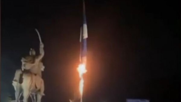 ЗАПАЉЕНА СРПСКА ЗАСТАВА У ГРАЧАНИЦИ: Док траје вандалски чин, у позадини се чује песма посвећена Скендербегу (ФОТО/ВИДЕО) ЗАПАЉЕНА СРПСКА ЗАСТАВА У ГРАЧАНИЦИ: Док траје вандалски чин, у позадини се чује песма посвећена Скендербегу (ФОТО/ВИДЕО)